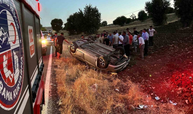 Adıyaman&#039;da kontrolden çıkan otomobil tarlaya uçtu: 3 yaralı