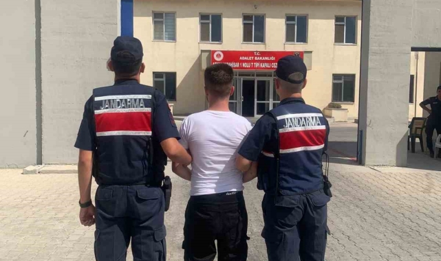 Afyonkarahisar'da 5 yıl 5 ay hapis cezası ile aranan kaçak yakalandı