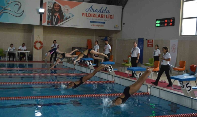 Afyonkarahisar'da 7+ Yaş Yüzme Müsabakaları başladı