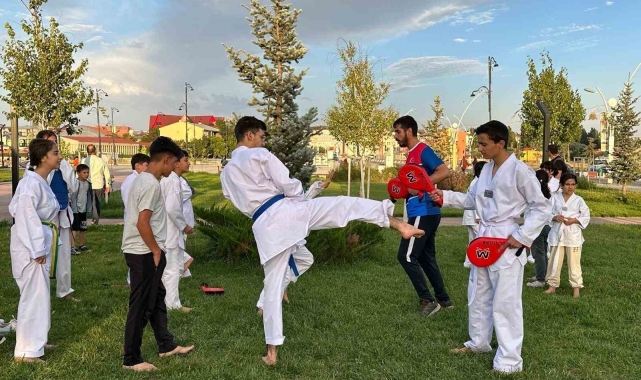 Ağrı'da gençler sosyal medyadan sosyal hayata geçiyor