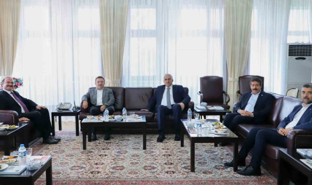 Ak Parti milletvekillerinden Rektör Hacımüftüoğlu'na hayırlı olsun ziyareti