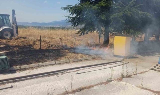 Akaryakıt istasyonunun yanında anız yangını çıktı
