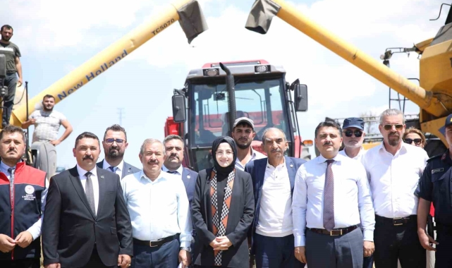 Akyurt Belediye Başkanı Ayık'tan biçerdöver ile nohut hasadı