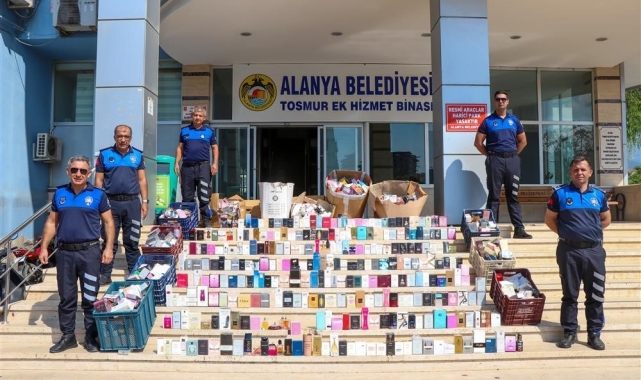 Alanya'da binlerce sahte parfüm imha edildi