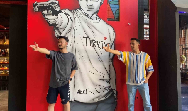 Alaşehirliler dünyanın en havalı duruşuyla poz veriyor