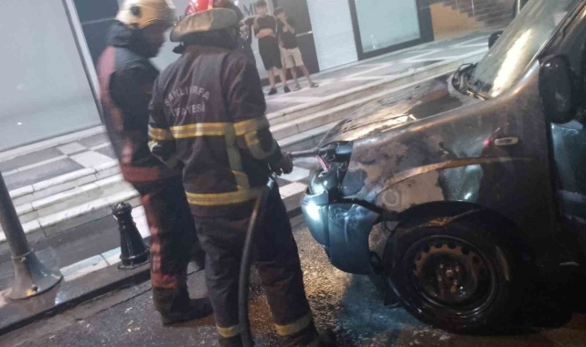 Alev alan otomobili itfaiye söndürdü
