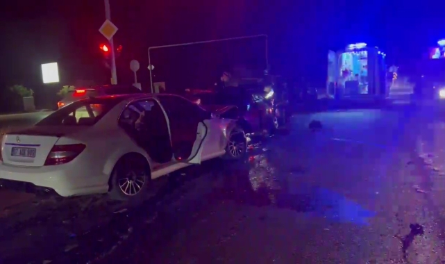 Alkollü sürücü kırmızı ışıkta bekleyen araçların arasına daldı: 5 yaralı