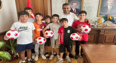 Amasya'da futbol topları kesilen çocuklar, belediye başkanına şikayete gitti