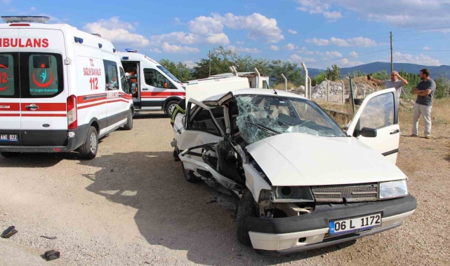 Amasya'da 2 aracın çarpıştığı kaza kamerada