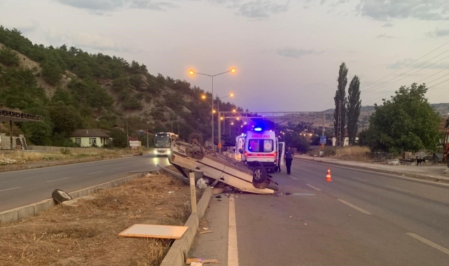 Amasya'da refüje dalan otomobil direğe çarptı: 4 yaralı