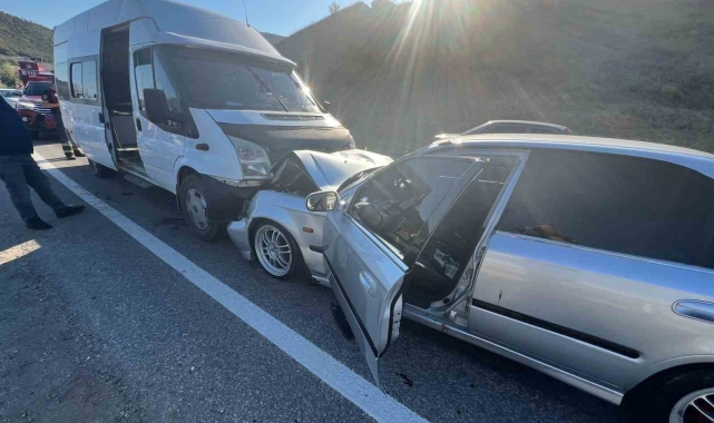 Amasya'da tarım işlerini taşıyan minibüs otomobille çarpıştı: 14 yaralı