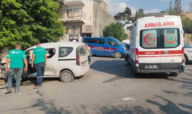 Ambulans ile hafif ticari araç çarpıştı: 9 kişi yaralandı