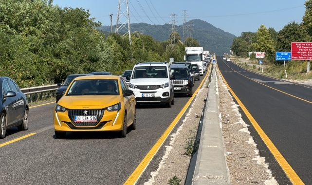 Anadolu Otoyolu'ndaki çalışma nedeniyle D-100 kara yolu Bolu Dağı geçişinde yoğunluk yaşanıyor