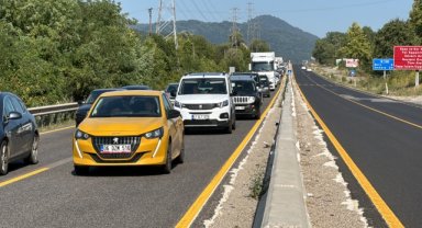 Anadolu Otoyolu'ndaki çalışma nedeniyle D-100 kara yolu Bolu Dağı geçişinde yoğunluk yaşanıyor