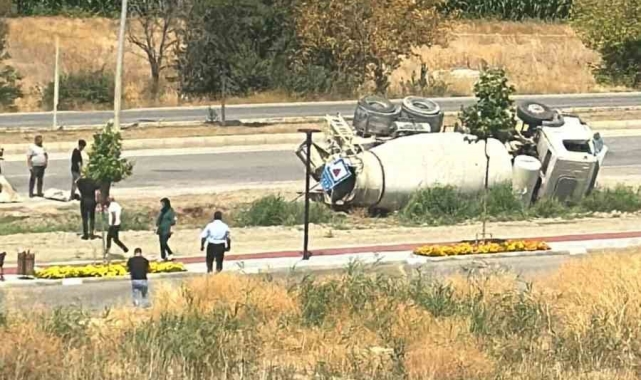 Ankara'da seyir halindeki beton mikseri devrildi