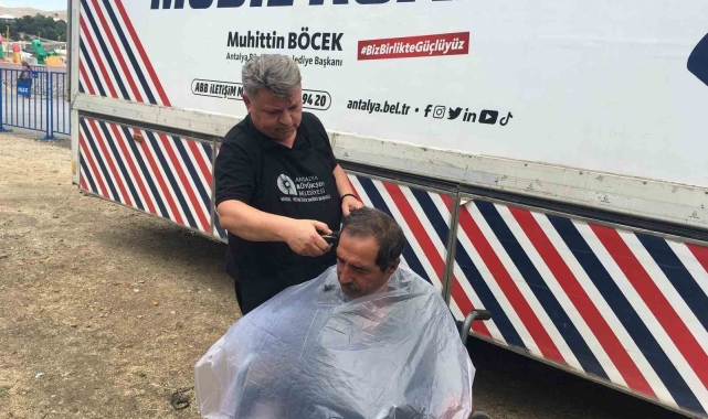 Antalya'da 2 binden fazla kişi mobil kuaför tırı'ndan faydalandı