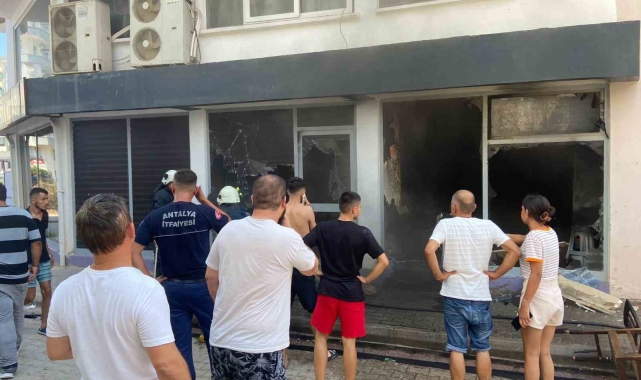 Antalya&#039;da bayan kuaföründe çıkan yangın korkuya neden oldu