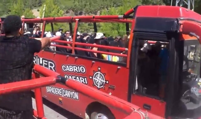 Antalya'da kovayla turistlerin su savaşına katılma hevesi başına büyük iş açtı