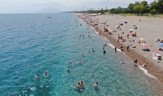 Antalya'da nem yüzde 80'i buldu, sahiller doldu