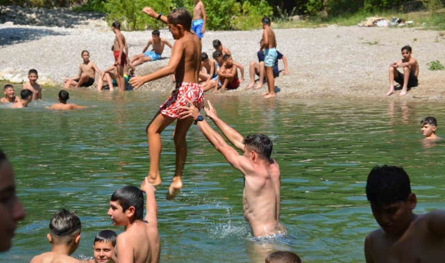 Antalya'da sıcaktan bunalan çocuklar Üzümdere Irmağında biriken gölette serinledi