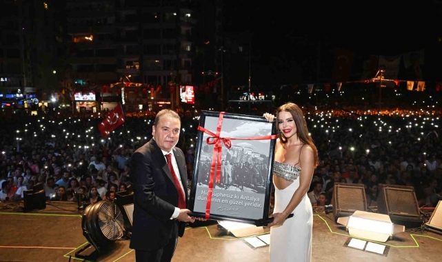 Antalyalılar Zafer Bayramı'nı DJ Mert Aydın ve Simge ile kutladı