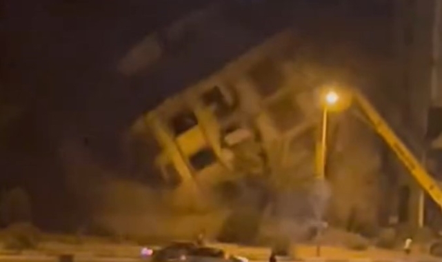 Araçlar geçerken yaşanan yıkım yürekleri ağza getirdi