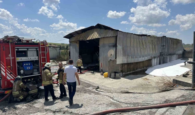 Arnavutköy'de boya deposunda korkutan yangın