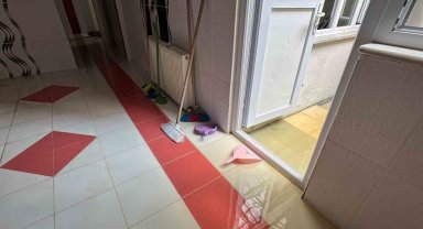 Arnavutköy'de kanalizasyon taşınca yaşlı çiftin evini lağım suyu bastı