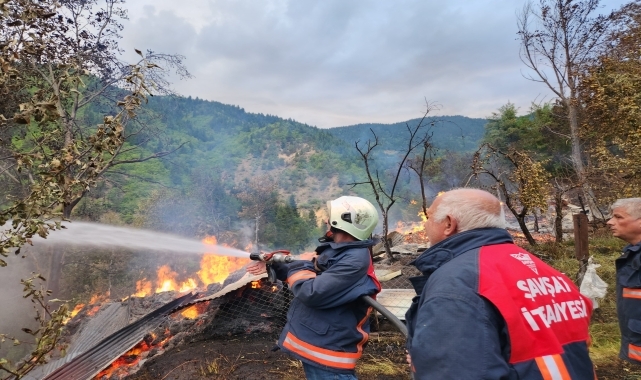 Artvin'in Şavşat ilçesindeki yangında 3 ev kullanılmaz hale geldi