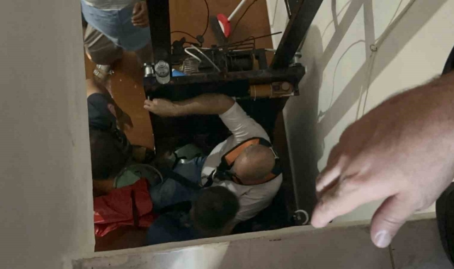 Asansör boşluğuna düşen şahsı itfaiye kurtardı
