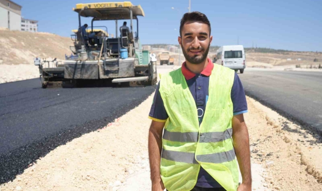Asfalt işçileri 180 dereceyi aşan sıcaklıkta çalışıyor