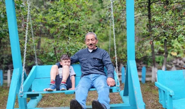 Aşur Taş'ın Alapınar Mahallesindeki bahçesi görenleri büyülüyor