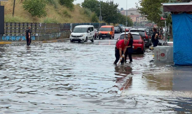 Ataşehir'de sağanak yağış sonrası caddeleri su bastı