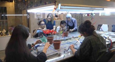 Atık cam şişeler, genç yeteneklerin ellerinde sanat eserine dönüşüyor