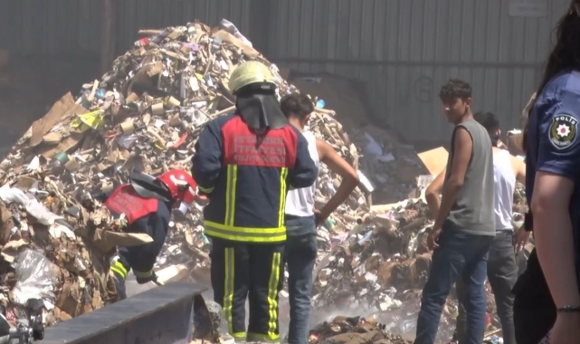 Avcılar'da kağıt geri dönüşüm deposunda korkutan yangın