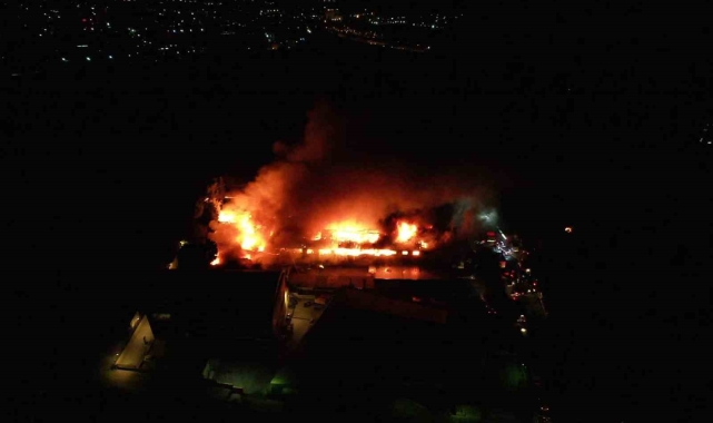 Avcılar'da mobilya fabrikasındaki yangın havadan görüntülendi