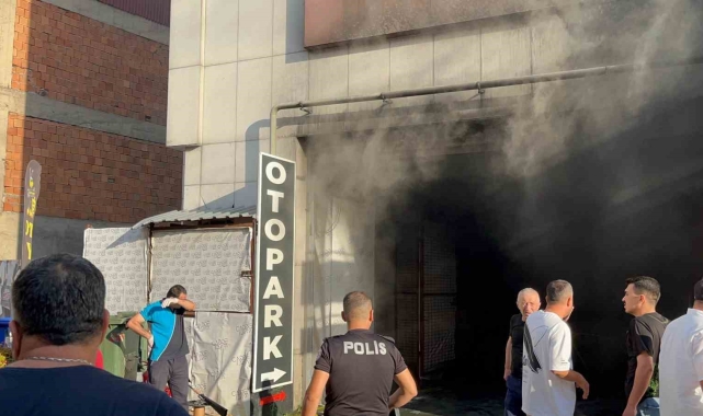AVM'nin otopark girişinde korkutan yangın
