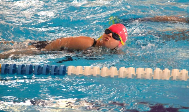 Ayağını suya sokmaya korkarak başladı, şimdi ise yüzmede rakip tanımıyor