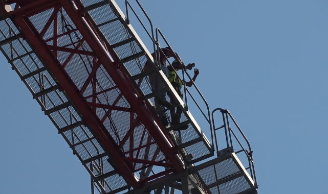 Aylardır maaş alamadıkları gerekçesiyle kule vincin tepesinde eylem yaptılar