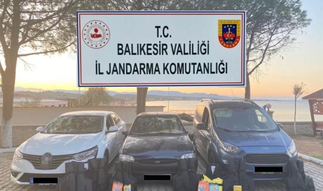 Ayvalık&#039;ta 22 göçmen, 3 organizatör jandarmadan kaçamadı