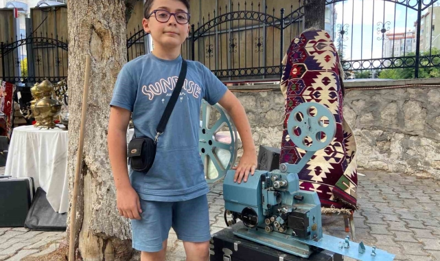 Babasından etkilenen küçük koleksiyoner antika sergisi açtı