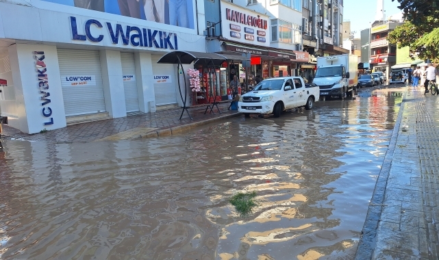 Bafra'da su borusu patladı, yol su altında kaldı