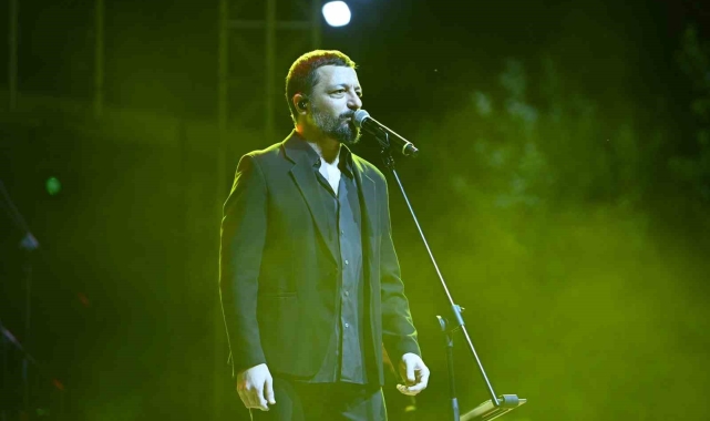 Bahçelievler Belediyesi Yaz Konseri etkinliğinde Mehmet Erdem sahne aldı