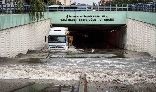 Bahçelievler Recep Yazıcıoğlu altgeçidini su bastı araçlar mahsur kaldı