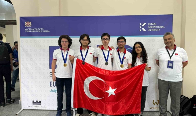 Bahçeşehir Koleji öğrencileri Avrupa Fizik Olimpiyatı'nda iki altın madalya kazandı