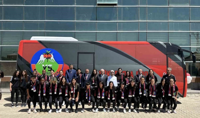 Bakan Güler ve Bakan Göktaş'tan kadın futbol takımına otobüs desteği
