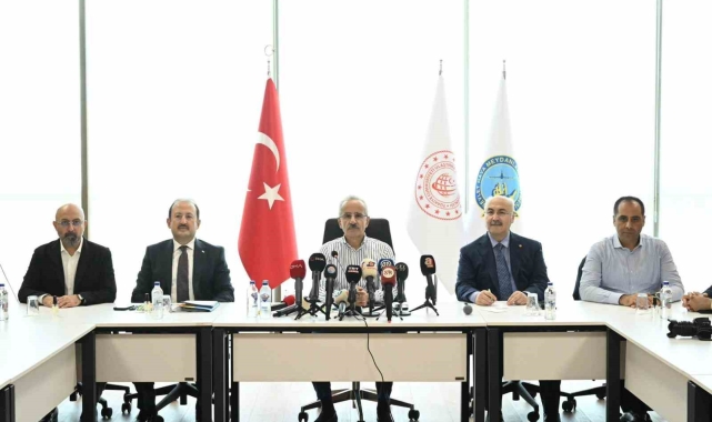 Bakan Uraloğlu: "Hem Mersin'de, hem Adana'da yeni konteyner veya dökme yük liman projelerimiz devam ediyor"