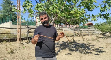 Bakır çubuklarla suyun izini sürüyor