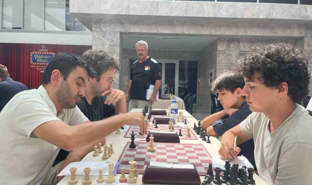 Bakırköy'de Zafer Kupası Satranç Turnuvası'na katılan yarışmacılar kıyasıya mücadele etti