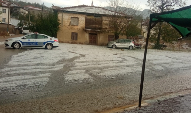Baklan'da dolu yağışı etkili oldu